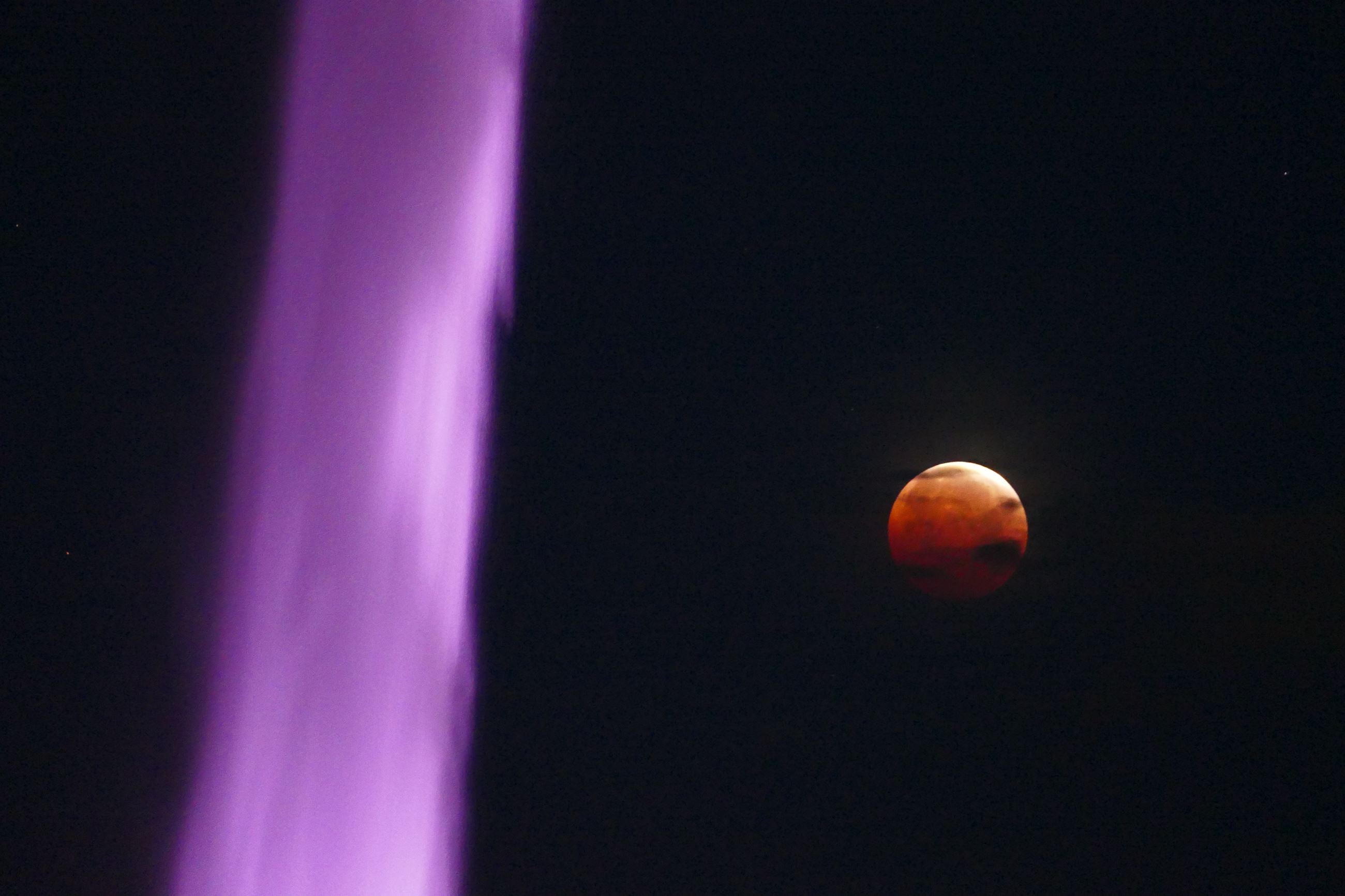 Lunar eclipse photographed with the fountain 